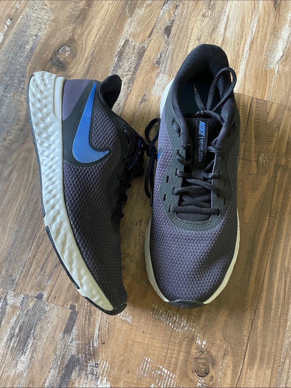Nike Womens’s Revolution Running Shoes Size: 6